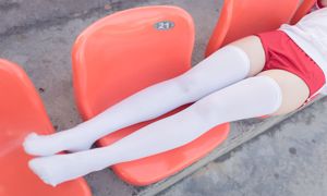 [Wind Field] NO.112 La fille en costume de sport en soie blanche sur le terrain de sport