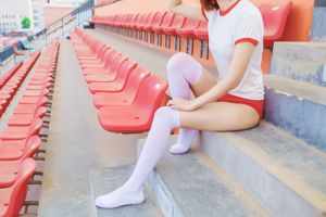 [Wind Field] NR 132 Biały jedwab do kolan, przedstawiający dziewczynę w stroju gimnastycznym