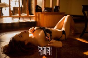 "La ragazza bionda rivela audacemente i suoi seni, belle schiene, vita e fianchi" [Fruituan Girlt] Xiong Chuan Jixin No.004