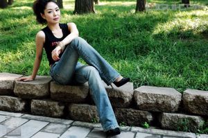 Модель Бин Цин «Уличная съемка в джинсах и чулках» [丽 柜 LiGui] Silky Foot Photo