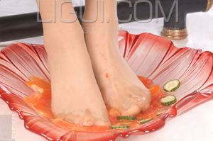 [丽 柜 LiGui] Модель Сиси "Нога на овощах" Фотография Изображение