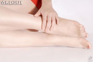 Модель Вэнь Цзин «Роскошный фон, благородный темперамент» [丽 柜 LiGui] Фотография красивых ног и ступней из нефрита.