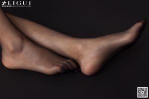 [丽 柜 LiGui] Модель Лин Лин "Студия, снимающая черные шелковые ступни на высоких каблуках" Красивые ноги и нефритовая ступня. Фотография.