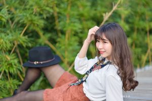 [Тайвань Чжэнмэй] Тема под названием «Павильон Гомэй. Мода»: уличный снимок черной шелковой короткой юбки девушки.