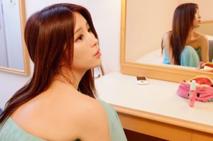 Saudari Taiwan Zhang Qijun JULIE "Sang Dewi di Sisi Cermin Rias"